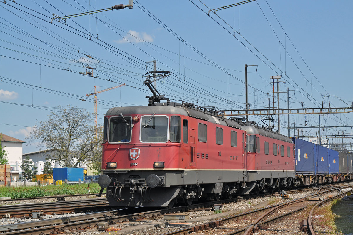 Re 10/10, mit den Loks 11332 und 11671, durchfahren den Bahnhof Pratteln.  Das abzweigende Gleis führt auf eine Strasse und in ein Industriegebiet, vom wo aus auch diese Aufnahme am 07.05.2016 entstand.