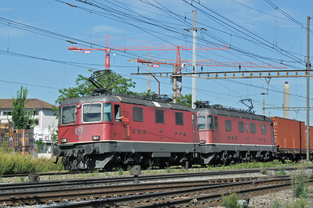 Re 10/10, mit den Loks 11335 und 11672, durchfahren den Bahnhof Pratteln. Die Aufnahme stammt vom 03.08.2016.