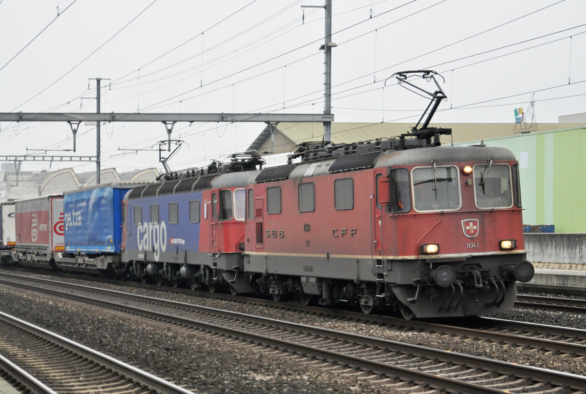 Re 10/10, mit den Loks 11343 und 620 075-2, durchfahren bei trübem Wetter den Bahnhof Rothrist. Die Aufnahme stammt vom 08.12.2016.