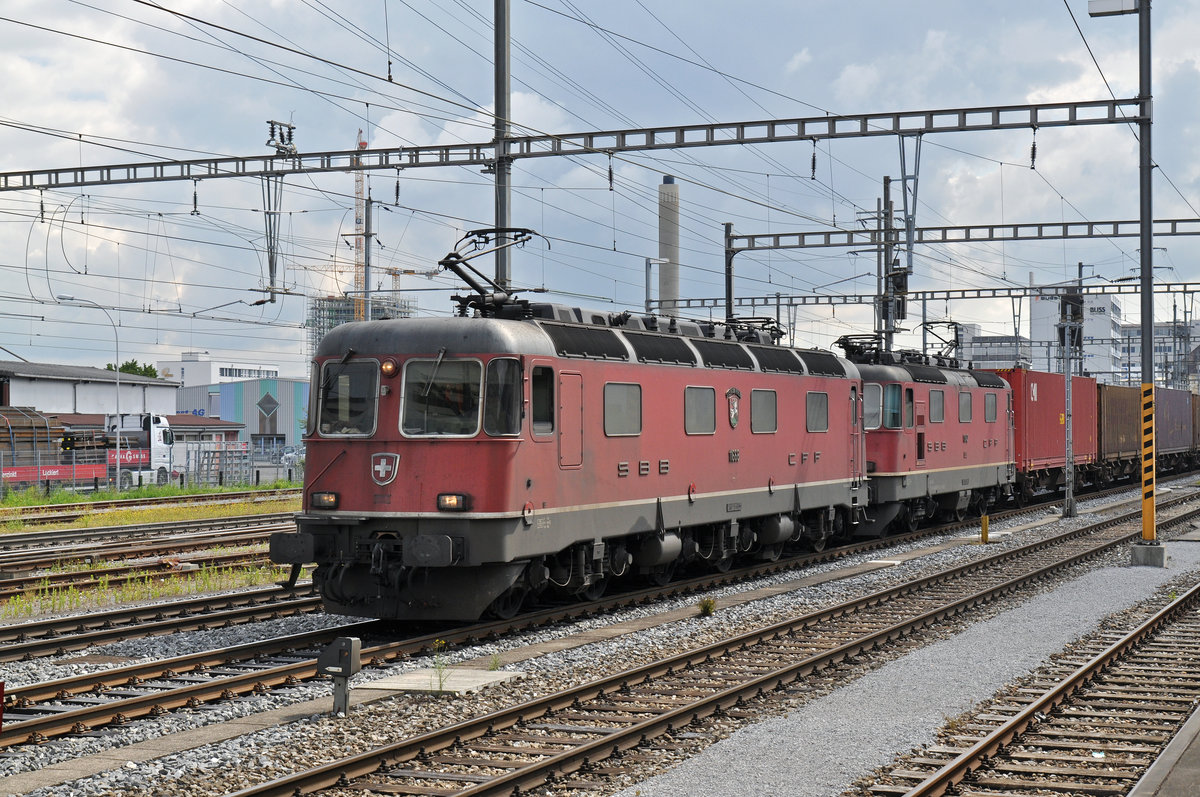 Re 10/10, mit den Loks 11666 und 11342, durchfahren den Bahnhof Pratteln. Die Aufnahme stammt vom 15.07.2016.