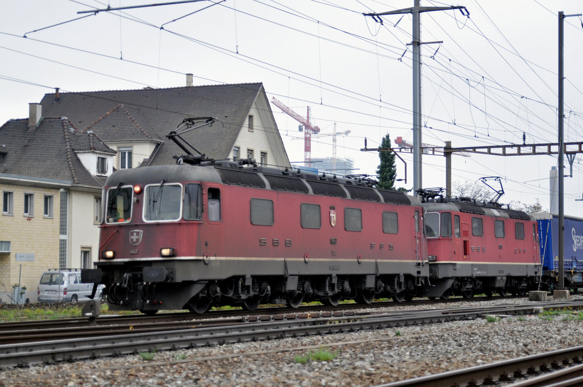 Re 10/10, mit den Loks 11667 und 11331, durchfahren den Bahnhof Pratteln. Die Aufnahme stammt vom 26.10.2016.