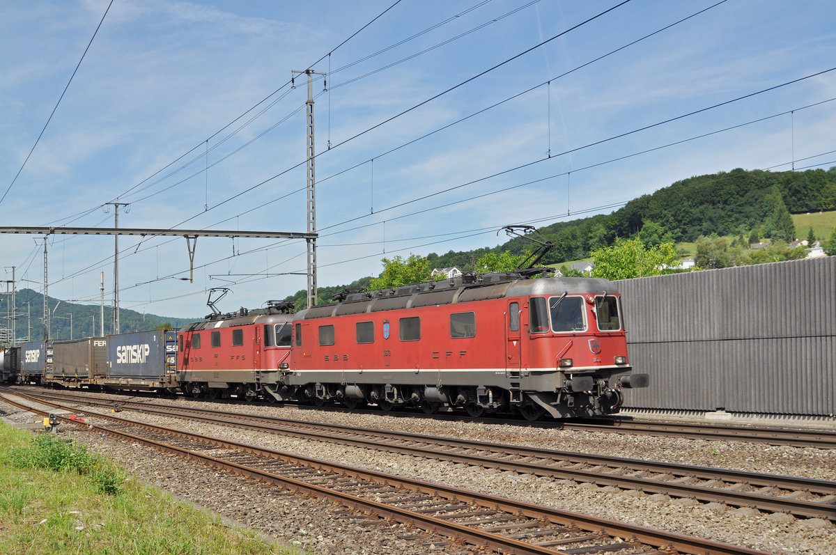 Re 10/10, mit den Loks 11672 und 11267, durchfahren den Bahnhof Gelterkinden. Die Aufnahme stammt vom 05.07.2017.