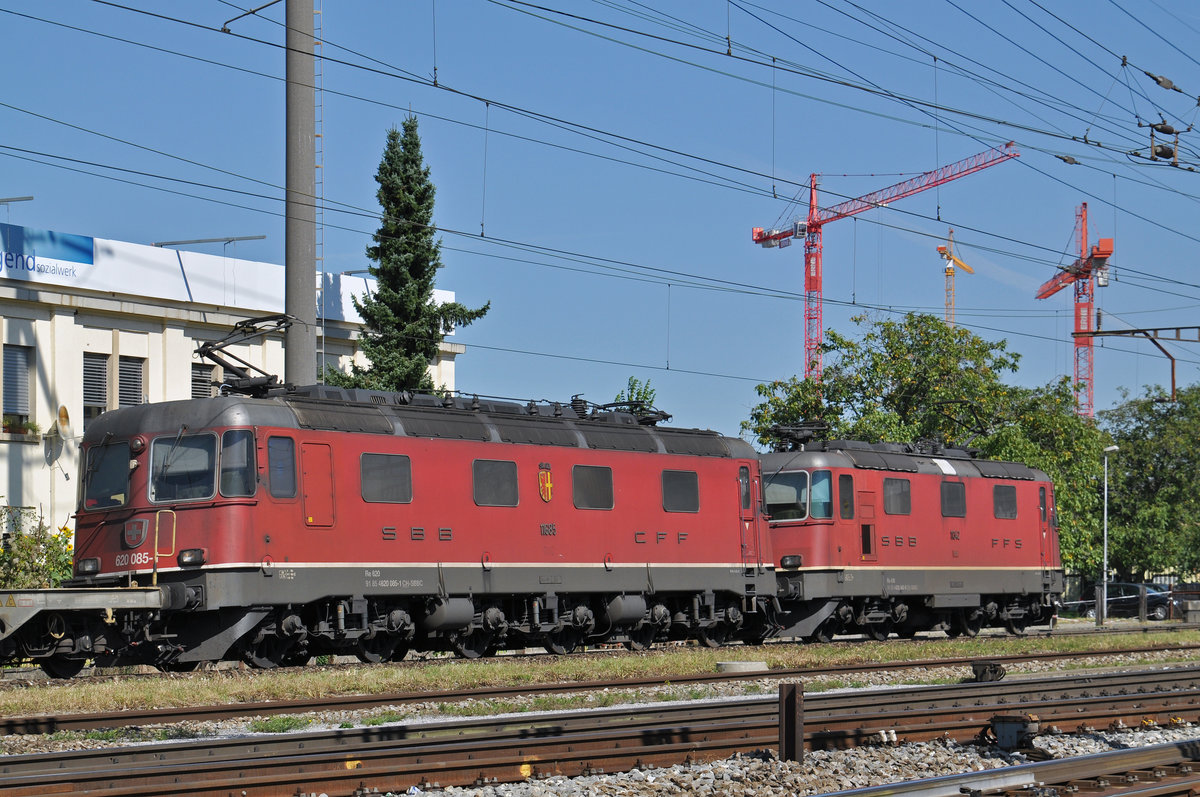 Re 10/10, mit den Loks 11685 und 11342, durchfahren den Bahnhof Pratteln. Die Aufnahme stammt vom 08.09.2016.