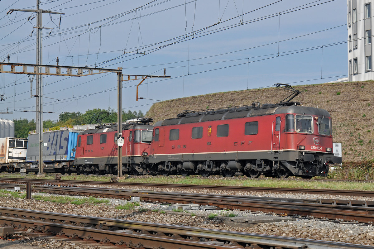 Re 10/10, mit den Loks 11685 und 11325, durchfahren den Bahnhof Pratteln. Die Aufnahme stammt vom 23.09.2016.