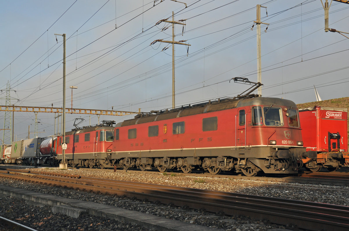 Re 10/10, mit den Loks 11685 und 11335, durchfahren den Bahnhof Pratteln. Die Aufnahme stammt vom 07.12.2016.