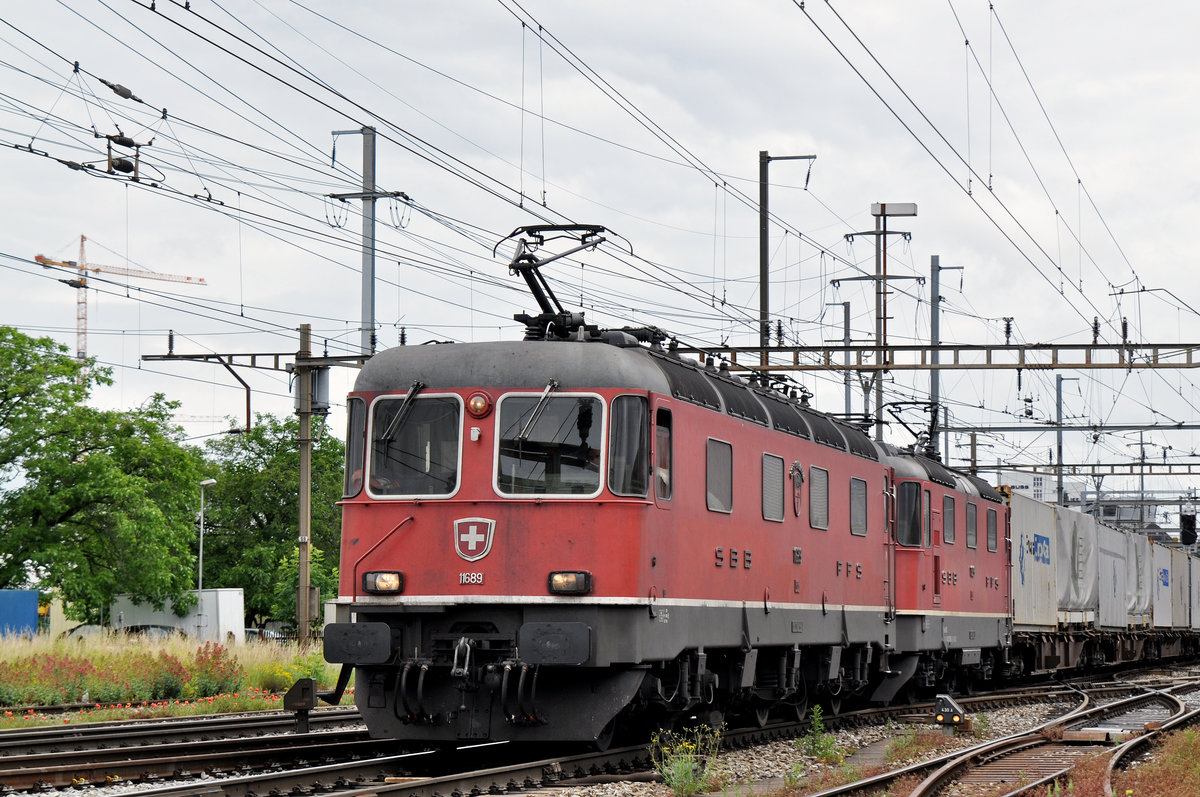 Re 10/10, mit den Loks 11689 und 11329, durchfahren den Bahnhof Pratteln. Die Aufnahme stammt vom 12.06.2016.