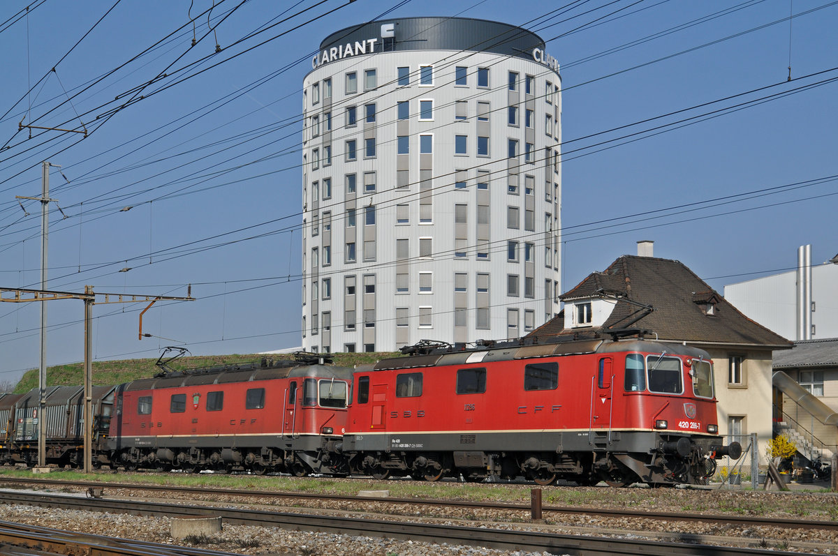Re 10/10, mit den Loks 420 286-7 und 11636, durchfahren den Bahnhof Pratteln. Die Aufnahme stammt vom 17.03.2017.