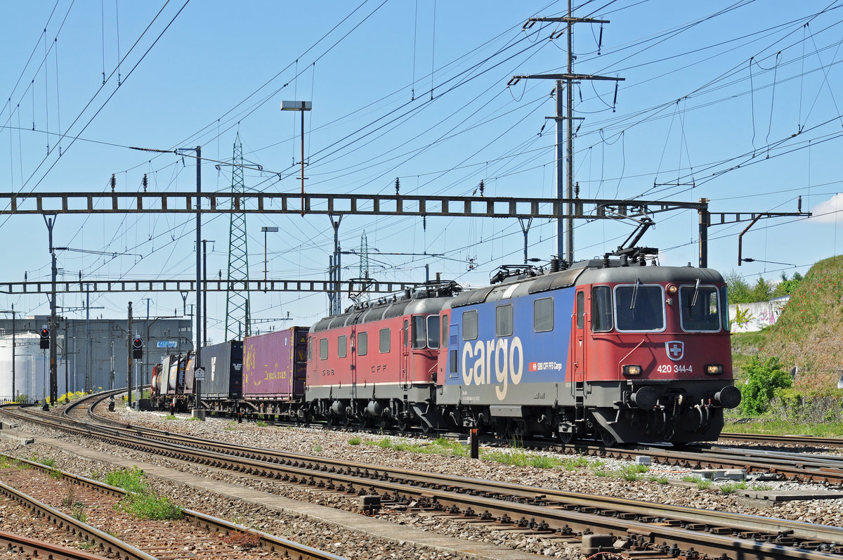 Re 10/10, mit den Loks 420 344-4 und 6/6 11666, durchfahren den Bahnhof Pratteln. Die Aufnahme stammt vom 29.04.2017.