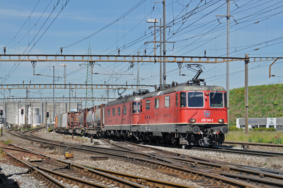Re 10/10, mit den Loks 420 340-2 und 11680, durchfahren den Bahnhof Pratteln. Die Aufnahme stammt vom 22.05.2017.