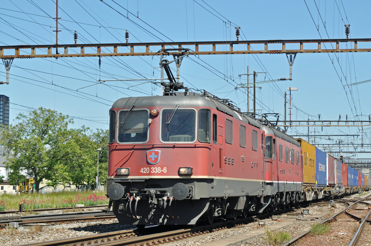 Re 10/10, mit den Loks 420 338-6 und 11627, durchfahren den Bahnhof Pratteln. Die Aufnahme stammt vom 26.05.2017.