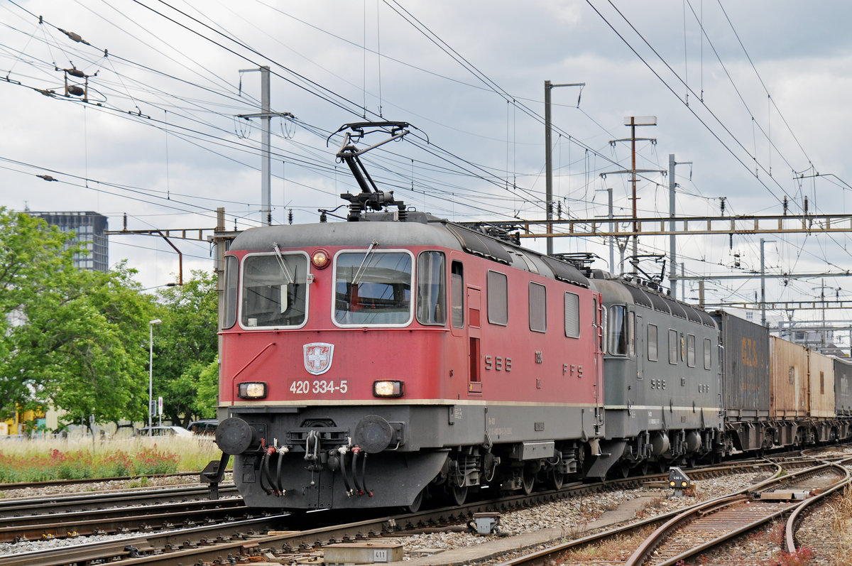 Re 10/10, mit den Loks 420 334-5 und 11663, durchfahren den Bahnhof Pratteln. Die Aufnahme stammt vom 07.06.2017.
