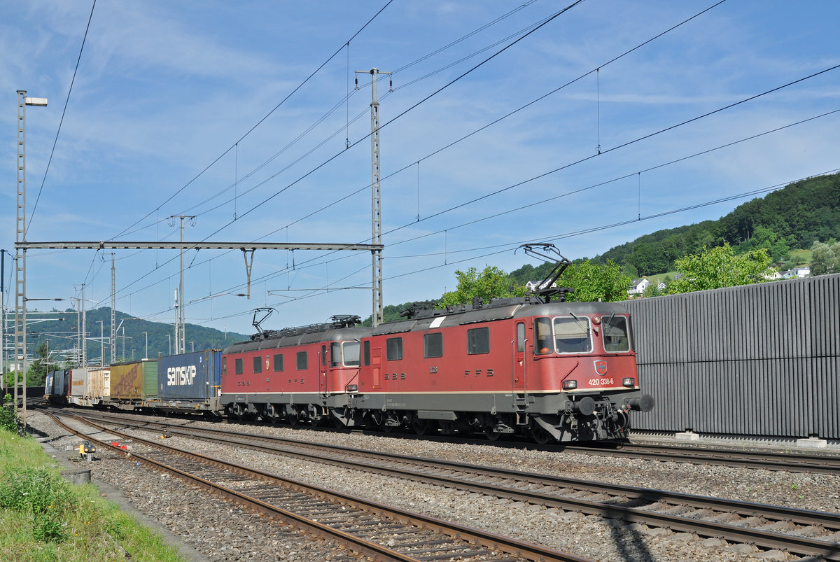 Re 10/10, mit den Loks 420 338-6 und 11667, durchfahren den Bahnhof Gelterkinden. Die Aufnahme stammt vom 05.07.2017.