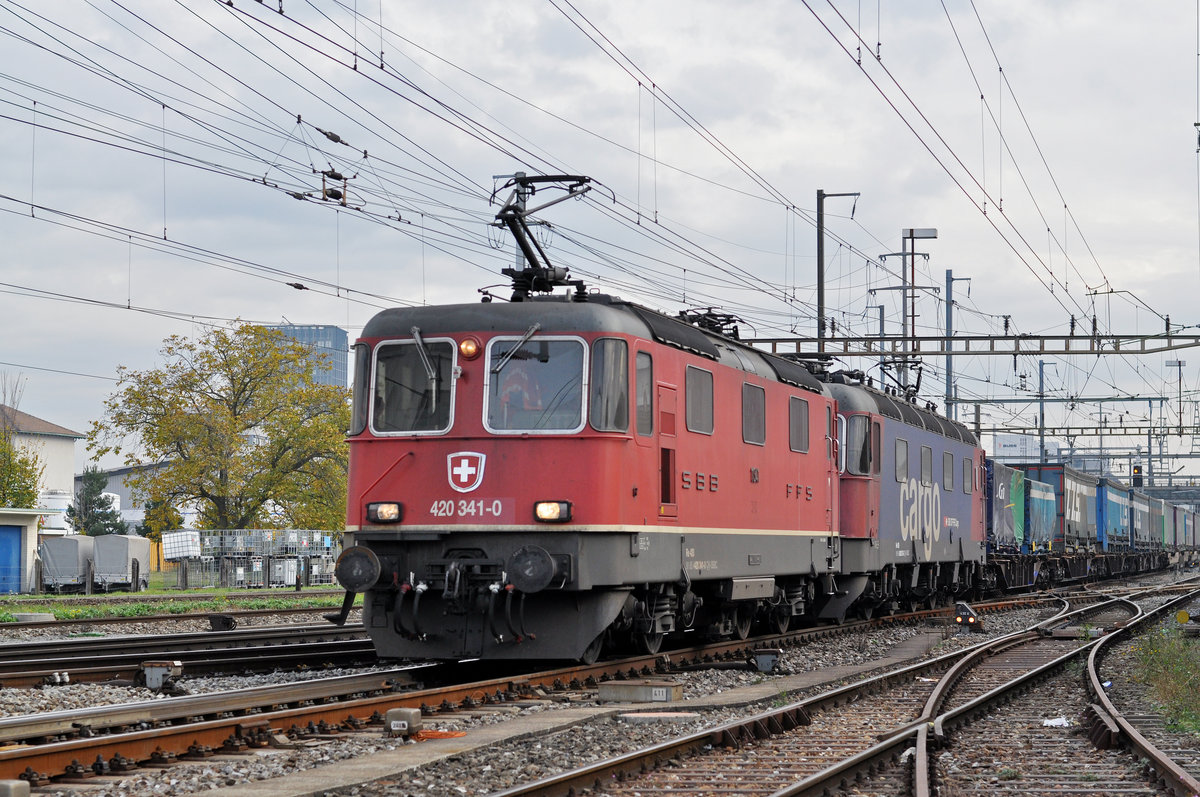 Re 10/10, mit den Loks 420 341-0 und 620 075-2, durchfahren den Bahnhof Pratteln. Die Aufnahme stammt vom 04.11.2017.