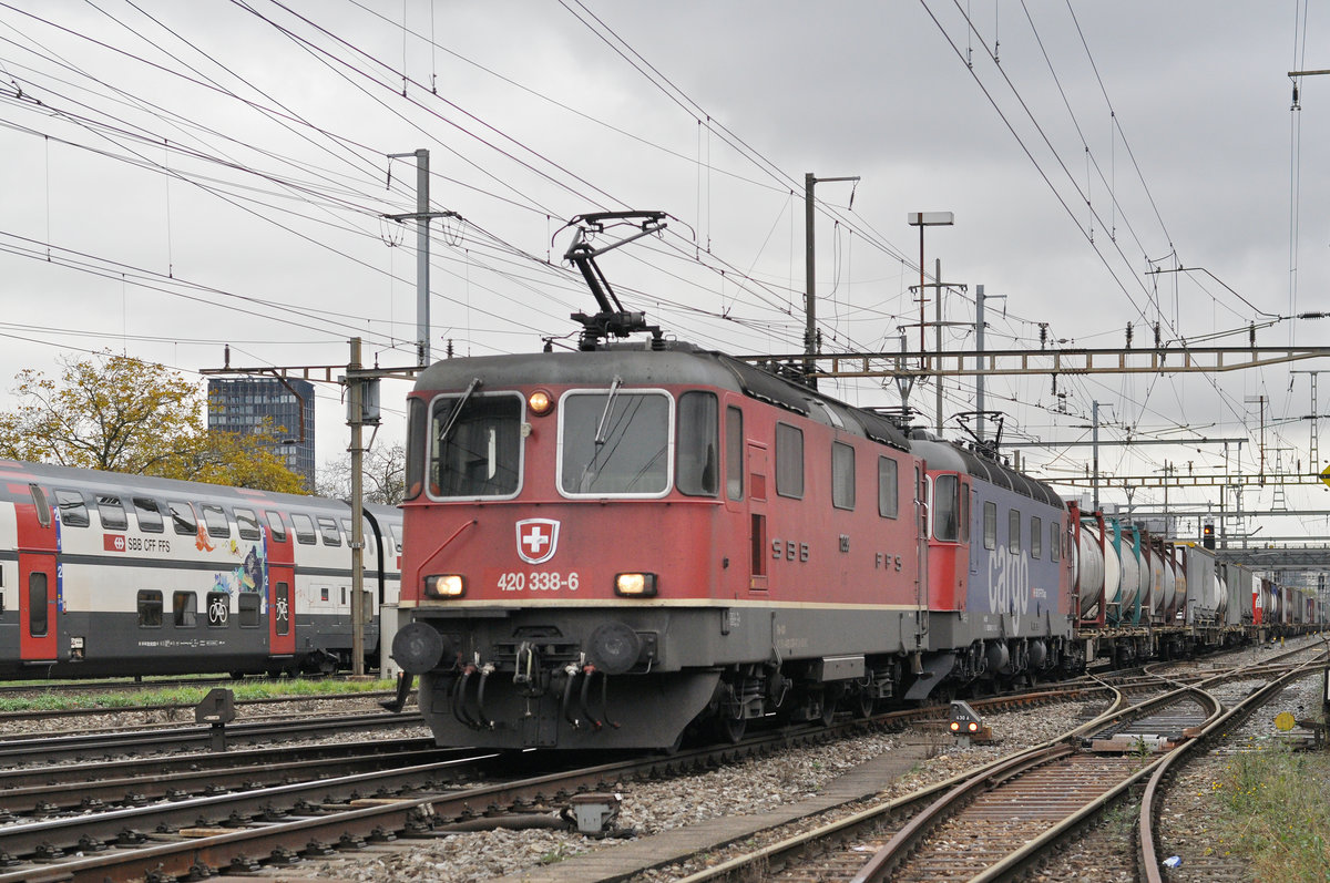 Re 10/10, mit den Loks 420 388-6 und 620 061-2 durchfahren den Bahnhof Pratteln. Die Aufnahme stammt vom 08.11.2017.
