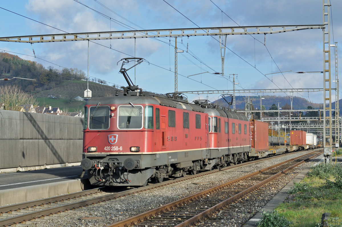 Re 10/10, mit den Loks 420 258-6 und 11680, durchfahren den Bahnhof Gelterkinden. Die Aufnahme stammt vom 14.11.2017.