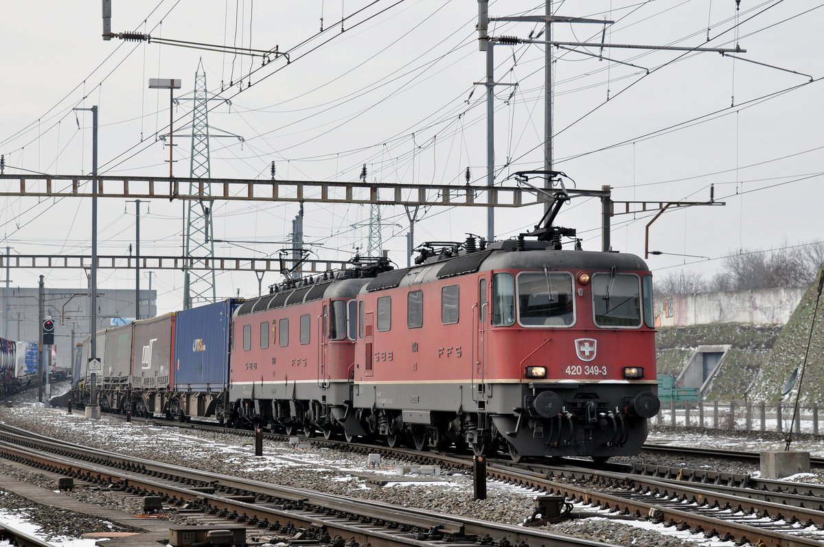 Re 10/10, mit den Loks 420 349-3 und 11680 durchfahren den Bahnhof Pratteln. Die Aufnahme stammt vom 28.02.2018.