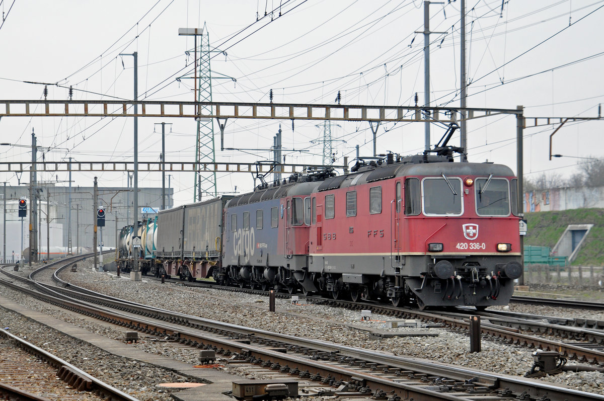 Re 10/10, mit den Loks 420 336-0 und 620 074-5, durchfahren den Bahnhof Pratteln. Die Aufnahme stammt vom 20.03.2018.