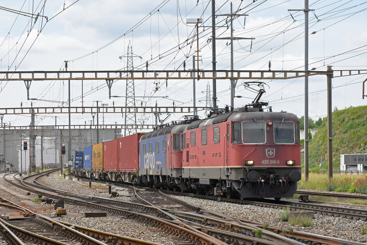 Re 10/10, mit den Loks 420 348-5 und 620 069-5, durchfahren den Bahnhof Pratteln. Die Aufnahme stammt vom 31.05.2018.