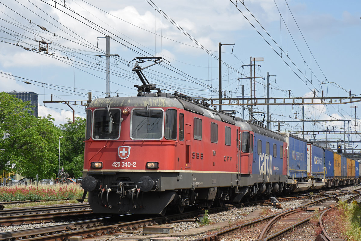 Re 10/10, mit den Loks 420 340-2 und 620 065-3, durchfahren den Bahnhof Pratteln. Die Aufnahme stammt vom 01.06.2018.