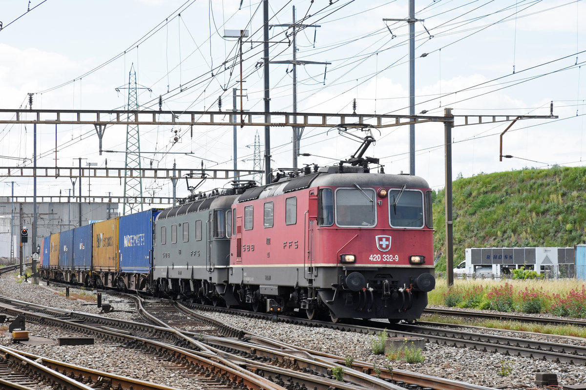 Re 10/10, mit den Loks 420 332-9 und 11663, durchfahren den Bahnhof Pratteln. Die Aufnahme stammt vom 01.06.2018.