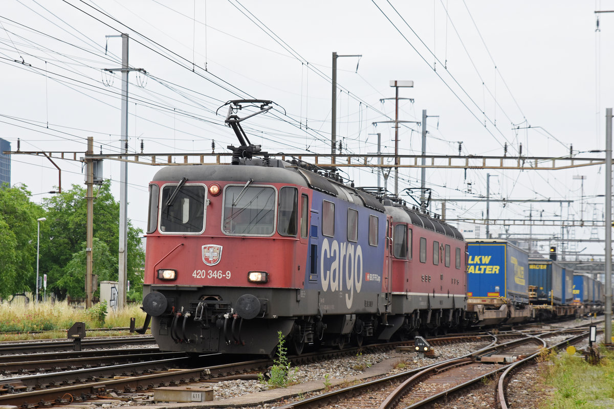 Re 10/10, mit den Loks 420 346-9 und 11670, durchfahren den Bahnhof Pratteln. Die Aufnahme stammt vom 13.06.2018.