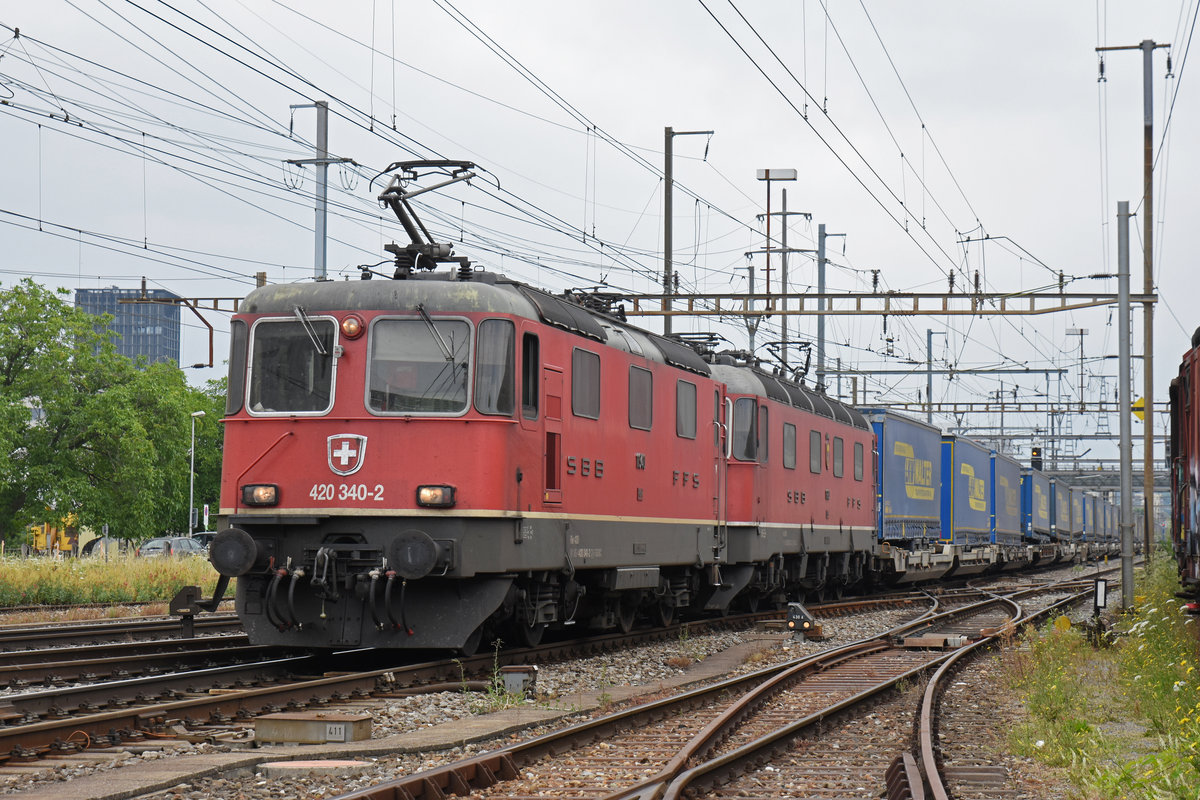 Re 10/10, mit den Loks 420 340-2 und 11680, durchfahren den Bahnhof Pratteln. Die Aufnahme stammt vom 29.06.2018.