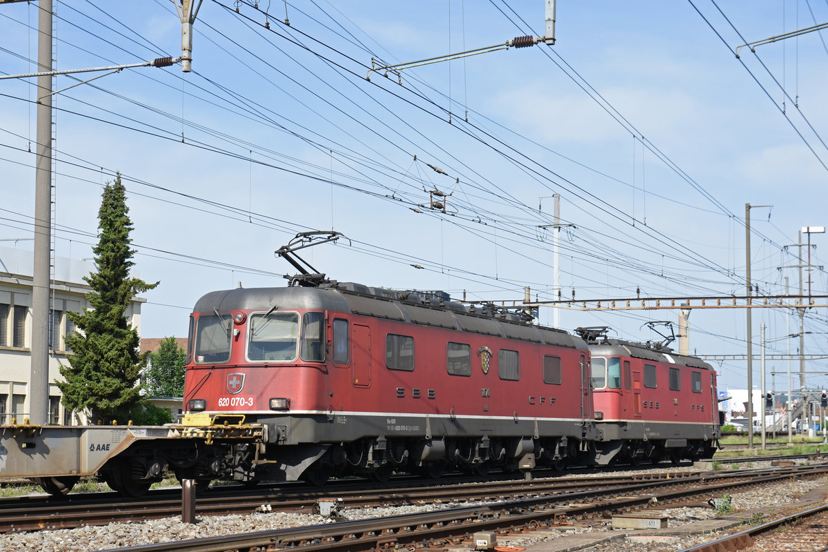 Re 10/10, mit den Loks 420 342-8 und 620 070-3, durchfährt den Bahnhof Pratteln. Die Aufnahme stammt vom27.05.2018.
