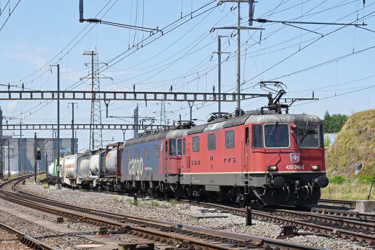 Re 10/10, mit den Loks 420 340-2 und 620 074-5, durchfahren den Bahnhof Pratteln. Die Aufnahme stammt vom 18.07.2018.