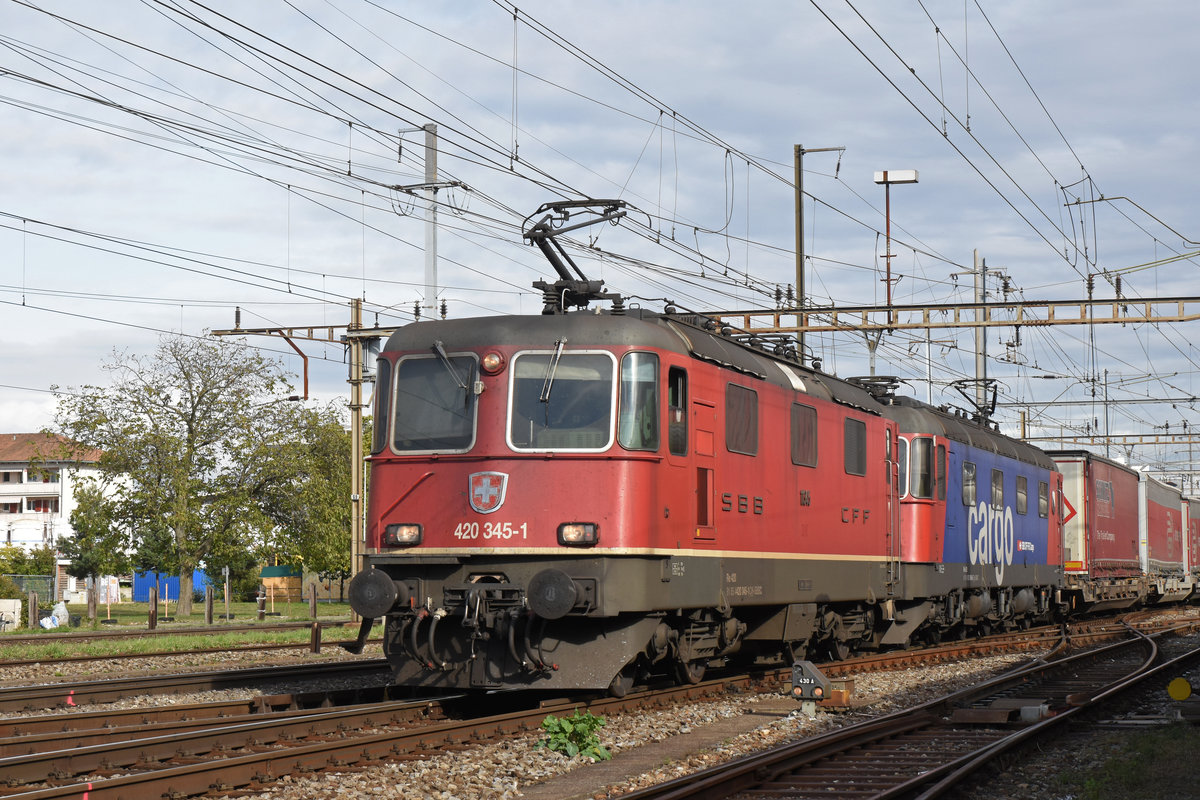 Re 10/10, mit den Loks 420 345-1 und 620 069-5, durchfährt den Bahnhof Pratteln. Die Aufnahme stammt vom 03.10.2018.