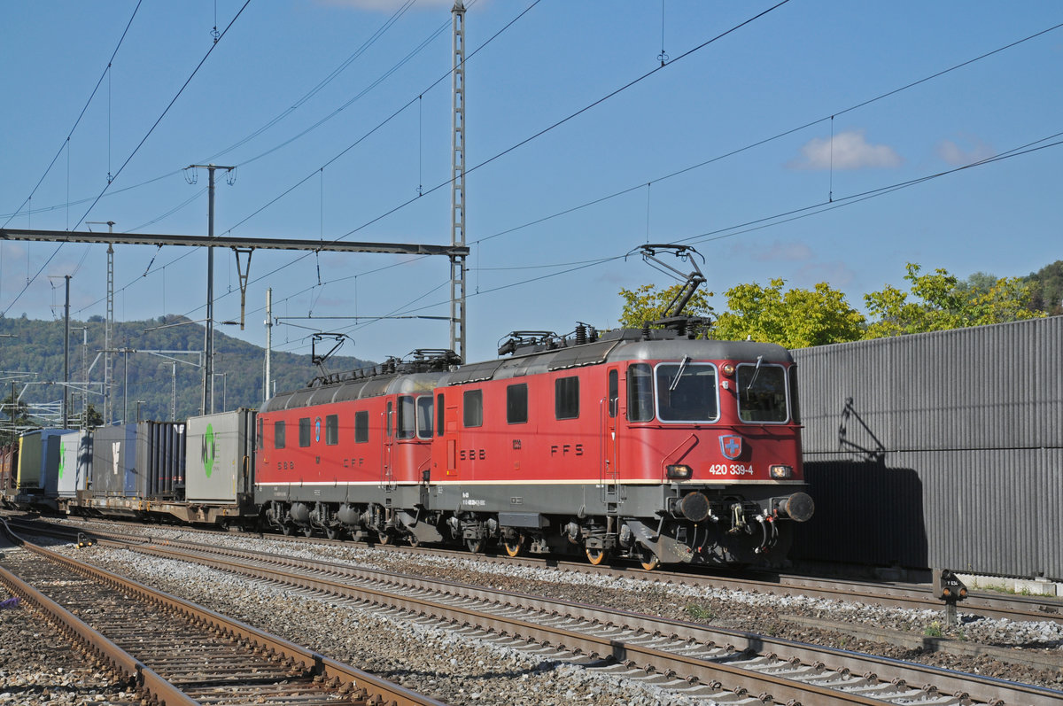 Re 10/10, mit den Loks 420 339-4 und 11671, durchfährt den Bahnhof Gelterkinden. Die Aufnahme stammt vom 25.09.2018.
