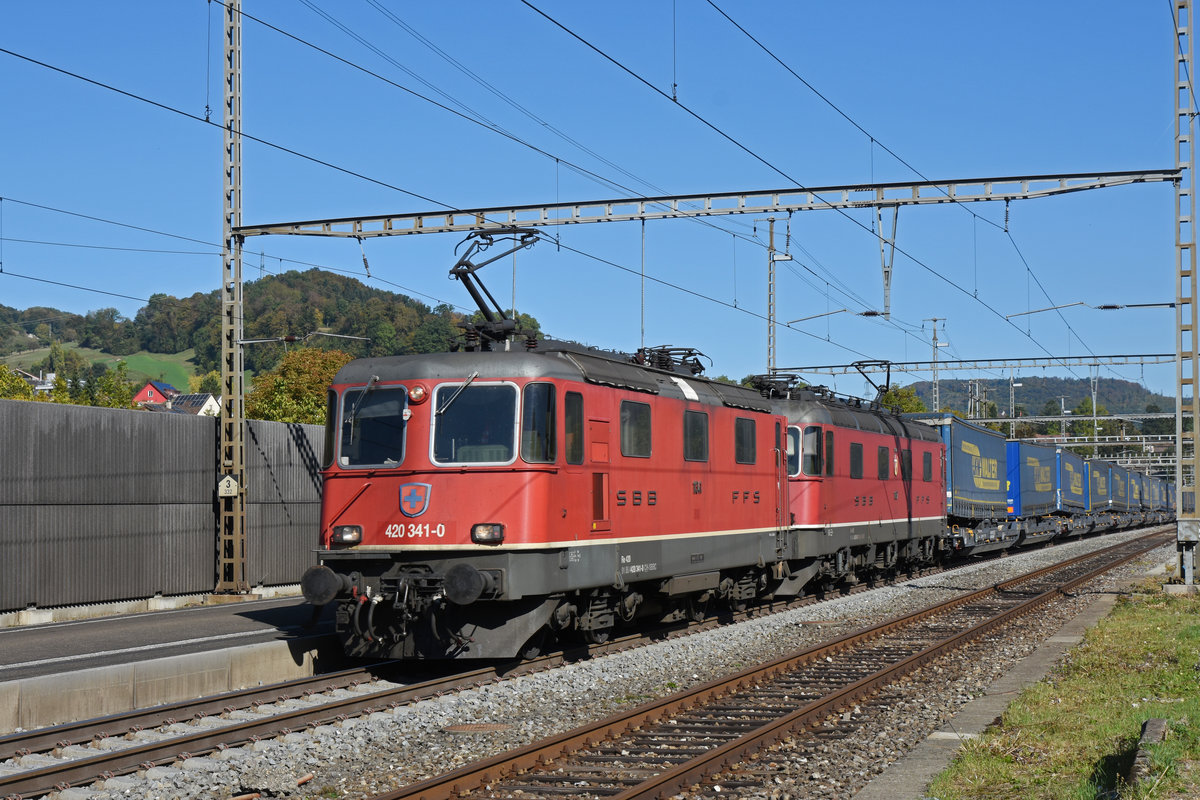 Re 10/10, mit den Loks 420 341-0 und 11667, durchfährt den Bahnhof Gelterkinden. Die Aufnahme stammt vom 04.10.2018.