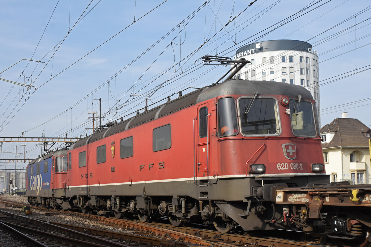 Re 10/10, mit den Loks 420 347-7 und 620 080-2, durchfährt den Bahnhof Pratteln. Die Aufnahme stammt vom 18.10.2018.