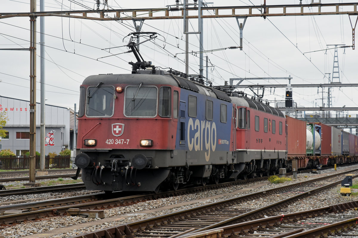 Re 10/10, mit den Loks 420 347-7 und 11680, durchfährt den Bahnhof Pratteln. Die Aufnahme stammt vom 24.10.2018.