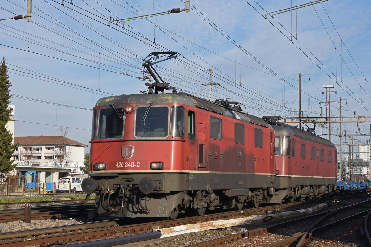 Re 10/10, mit den Loks 420 340-2 und 620 070-3, durchfährt den Bahnhof Pratteln. Die Aufnahme stammt vom 21.02.2019.