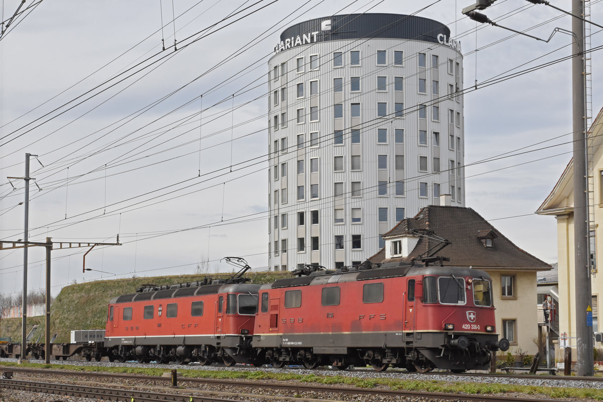 Re 10/10, mit den Loks 420 336-0 und 620 064-6, durchfährt den Bahnhof Pratteln. Die Aufnahme stammt vom 06.03.2019.