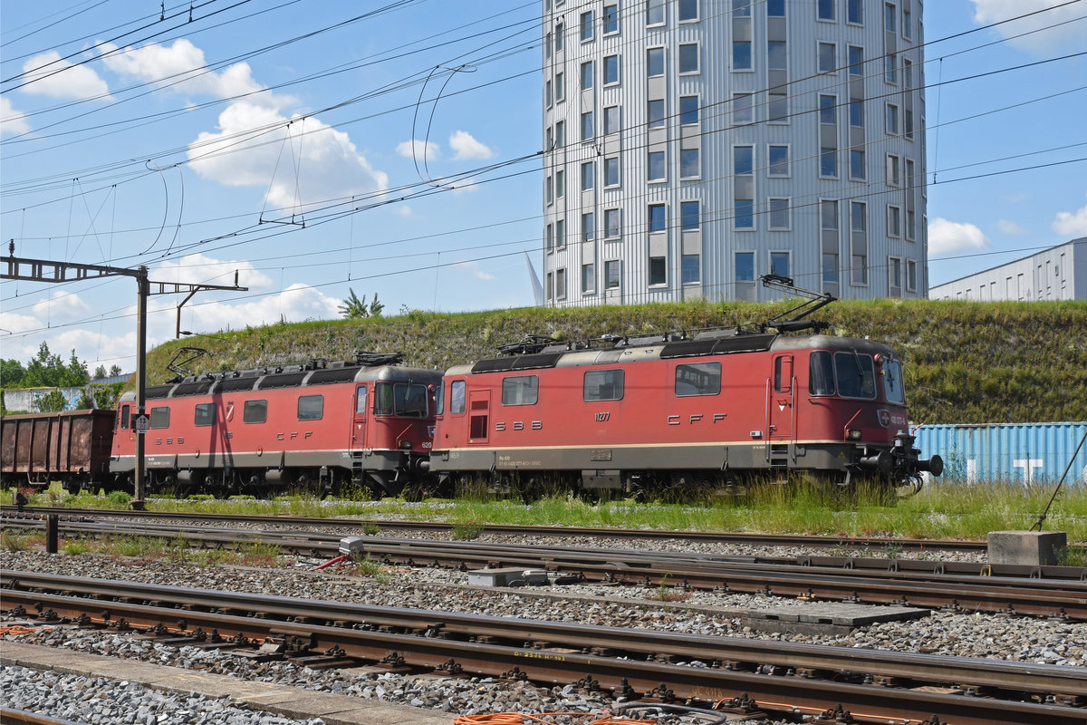 Re 10/10, mit den Loks 420 277-6 und 620 006-7, durchfährt den Bahnhof Pratteln. Die Aufnahme stammt vom 31.05.2019.
