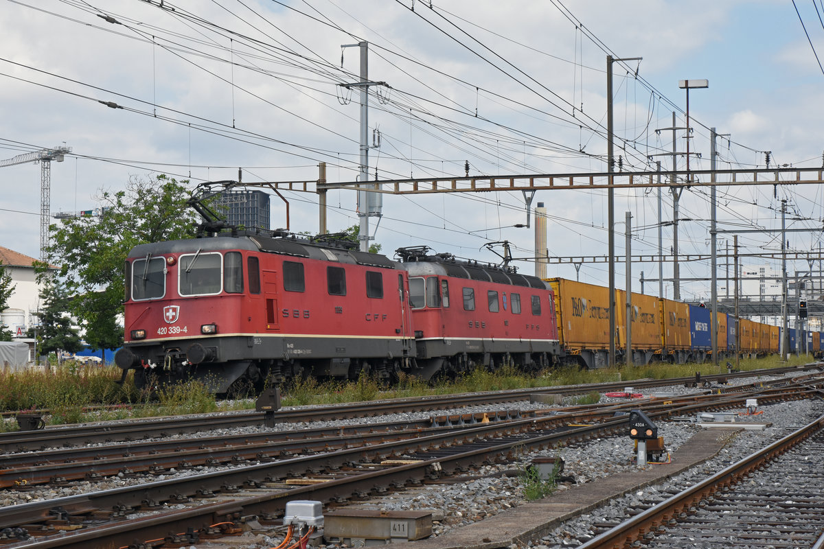 Re 10/10, mit den Loks 420 339-4 und 620 072-9 durchfährt den Bahnhof Pratteln. Die Aufnahme stammt vom 29.07.2019.