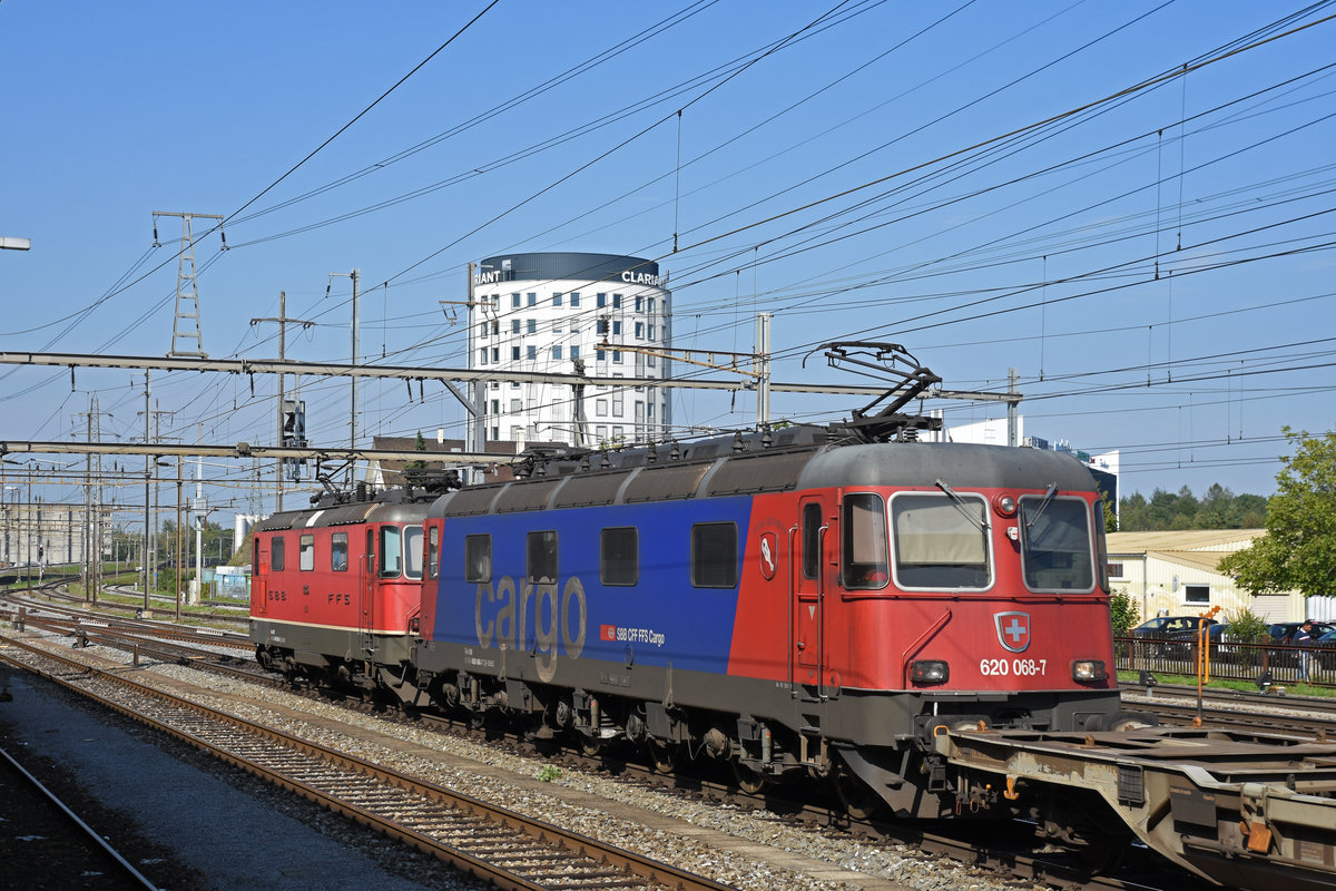 Re 10/10, mit den Loks 420 335-2 und 620 068-7 durchfährt den Bahnhof Pratteln. Die Aufnahme stammt vom 11.09.2019.