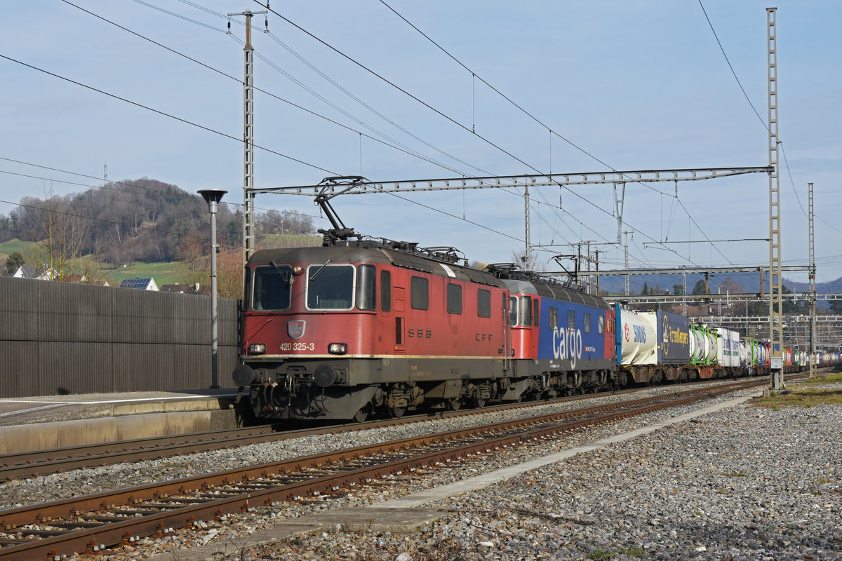 Re 10/10, mit den Loks 420 325-3 und 620 082-8, durchfährt den Bahnhof Gelterkinden. Die Aufnahme stammt vom 08.02.2020.