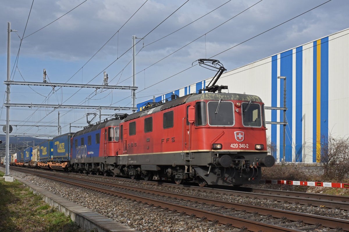 Re 10/10, mit den Loks 420 340-2 und 620 065-3 fährt Richtung Bahnhof Itingen. Die Aufnahme stammt vom 29.02.2020.