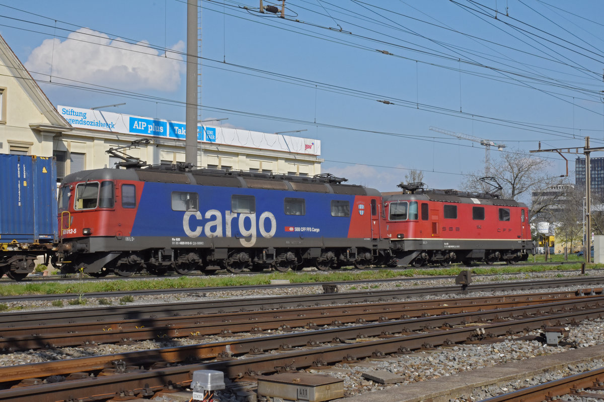 Re 10/10, mit den Loks 420 342-8 und 620 012-5, durchfährt den Bahnhof Pratteln. Die Aufnahme stammt vom 19.03.2020.