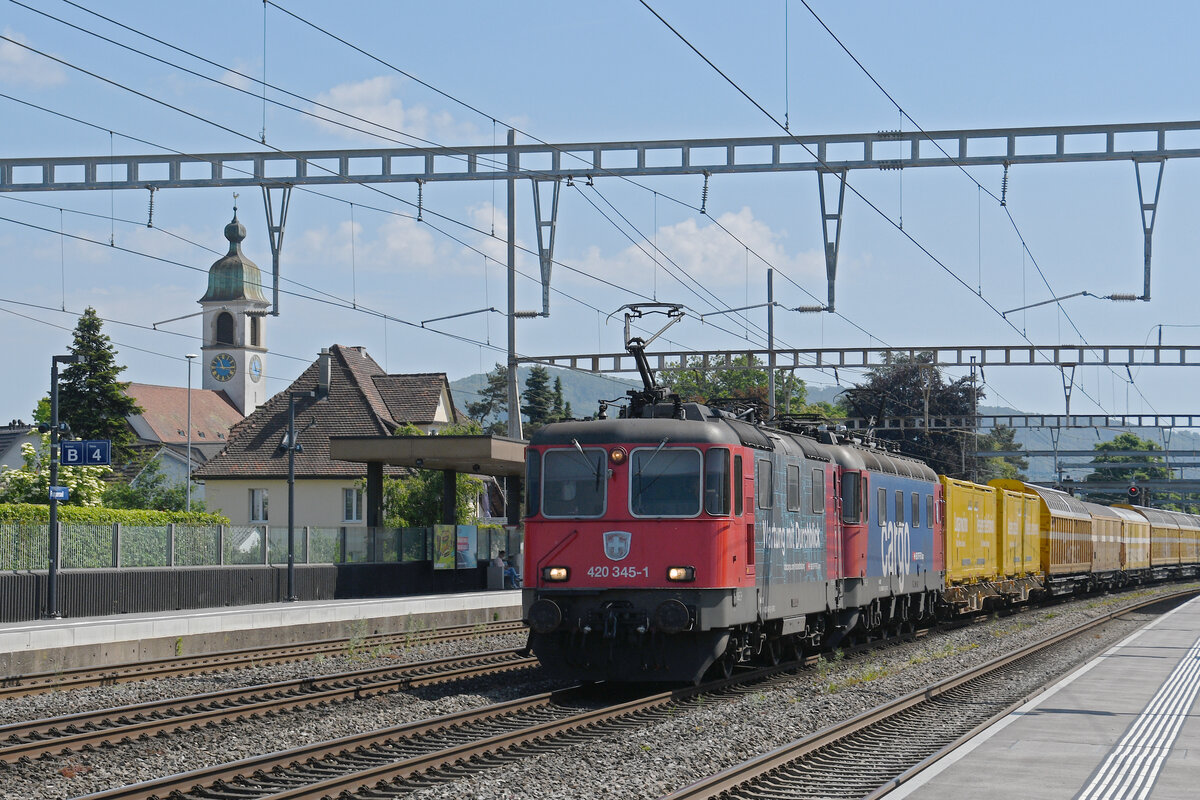 Re 10/10, mit den Loks 420 345-1 und 620 047-1 durchfährt am 19.05.2025 den Bahnhof Rupperswil.