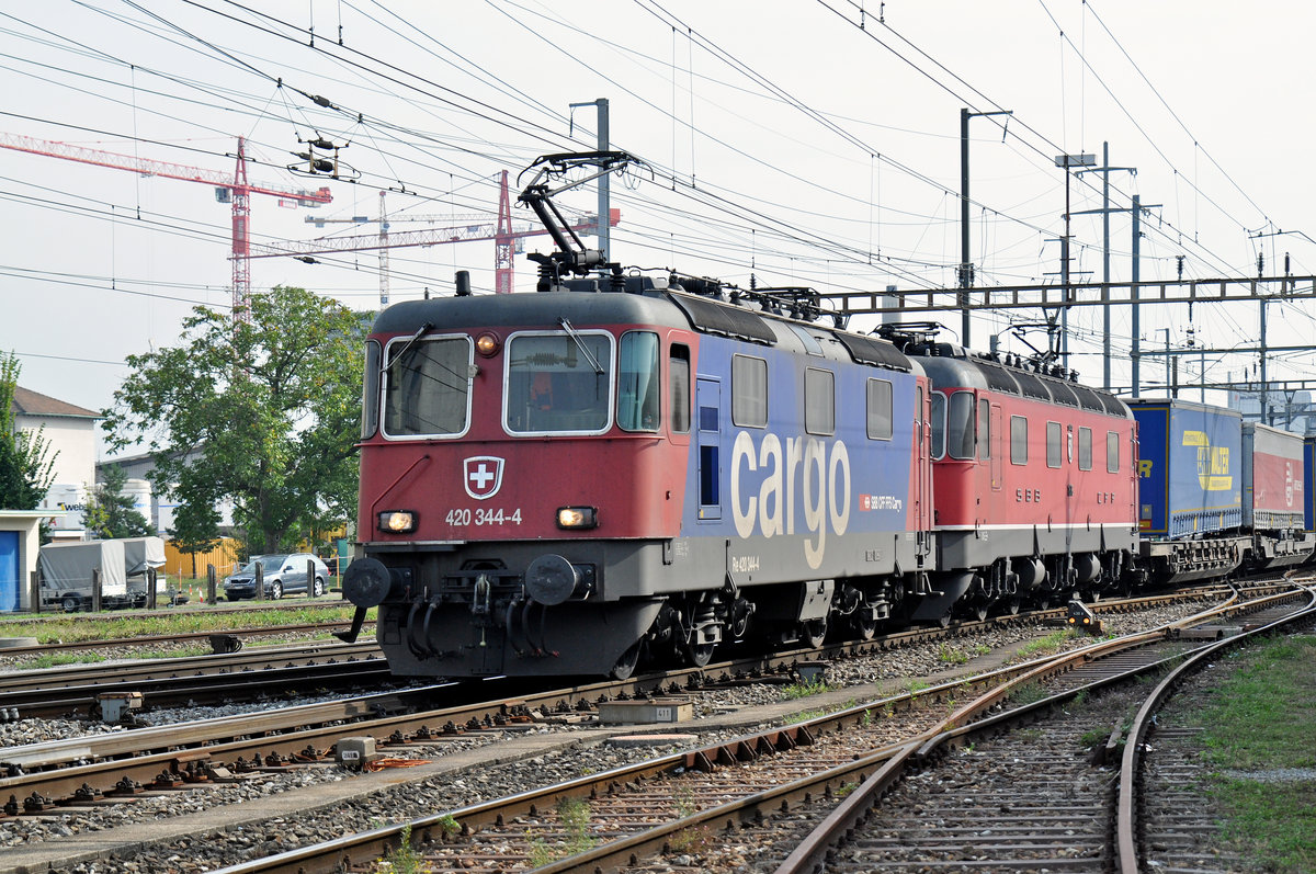 Re 10/10, mit den Loks 420 344-4 und 11676, durchfahren den Bahnhof Pratteln. Die Aufnahme stammt vom 23.09.2016.