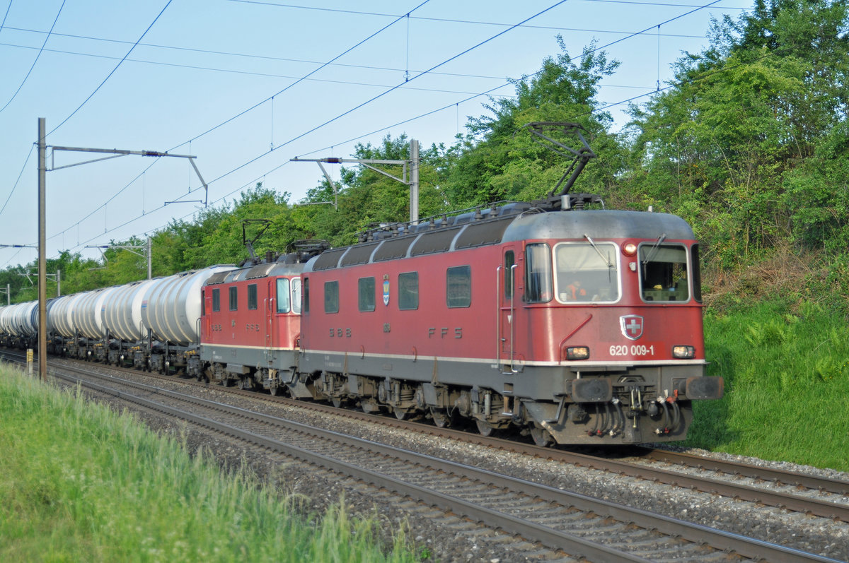 Re 10/10, mit den Loks 620 009-1 und 11254, fahren Richtung Bahnhof Kaiseraugst. Die Aufnahme stammt vom 22.05.2017.