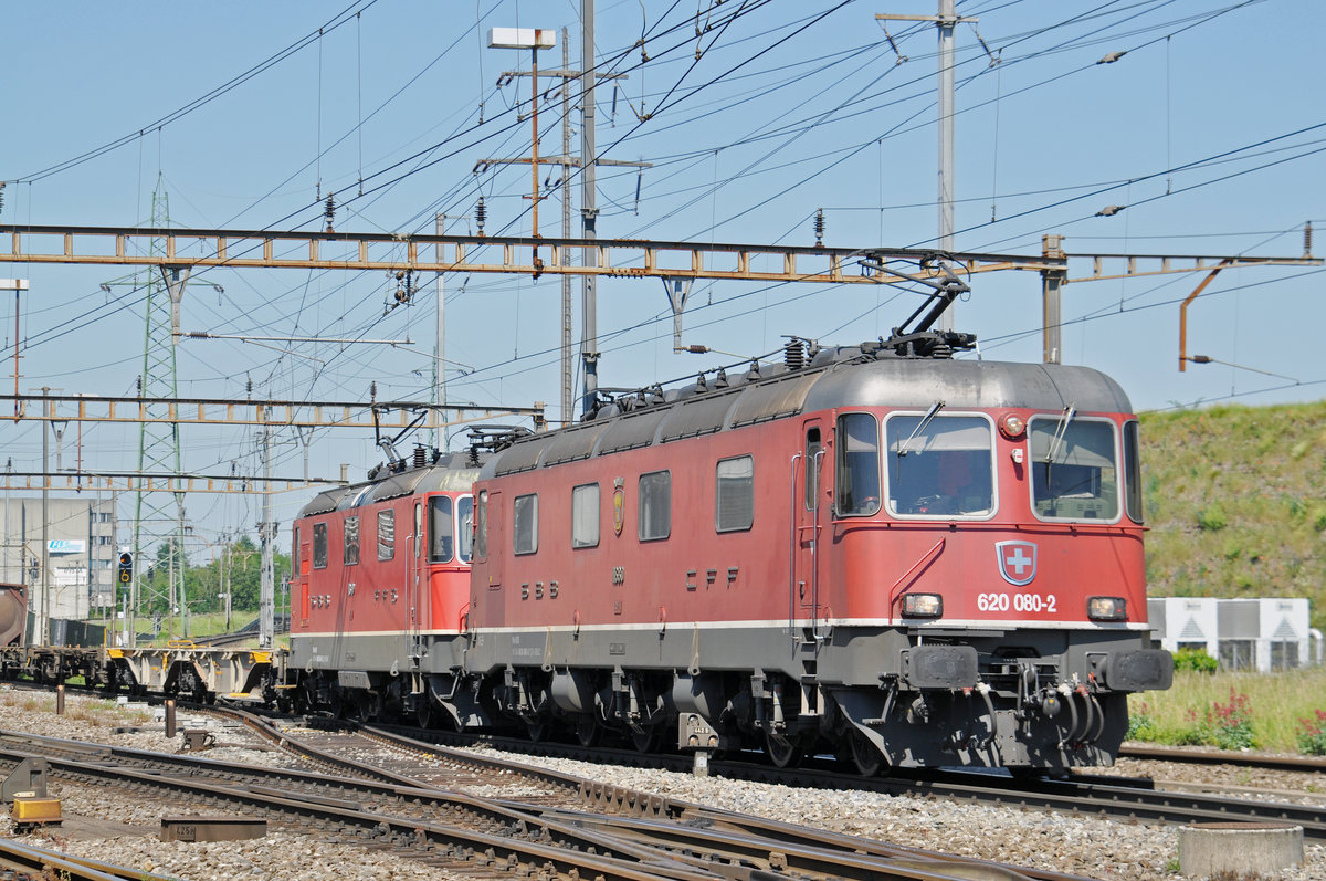 Re 10/10, mit den Loks 620 080-2 und 11340, fahren Richtung Bahnhof Kaiseraugst. Die Aufnahme stammt vom 29.05.2017.