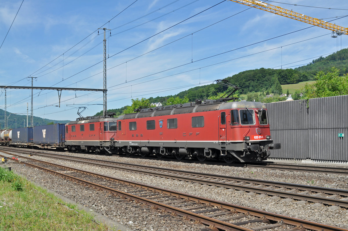 Re 10/10, mit den Loks 620 071-1 und 11277, durchfahren den Bahnhof Gelterkinden. Die Aufnahme stammt vom 05.07.2017.