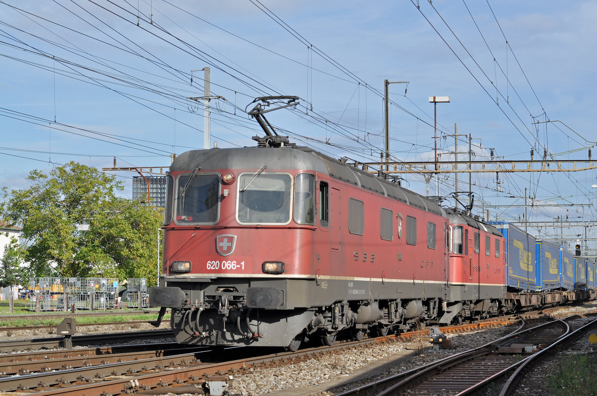Re 10/10, mit den Loks 620 066-1 und 11348, durchfahren den Bahnhof Pratteln. Die Aufnahme stammt vom 10.10.2017.