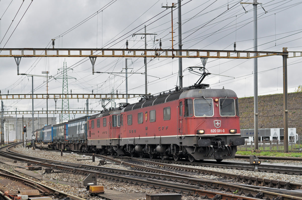 Re 10/10, mit den Loks 620 081-0 und 11296 durchfahren den Bahnhof Pratteln. Die Aufnahme stammt vom 08.11.2017.
