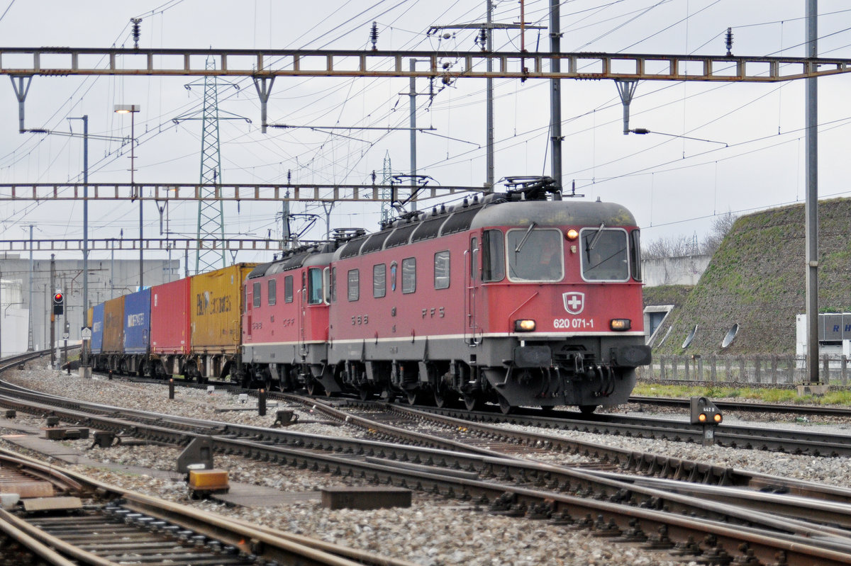 Re 10/10, mit den Loks 620 071-1 und 11335, durchfahren den Bahnhof Pratteln. Die Aufnahme stammt vom 07.01.2018.