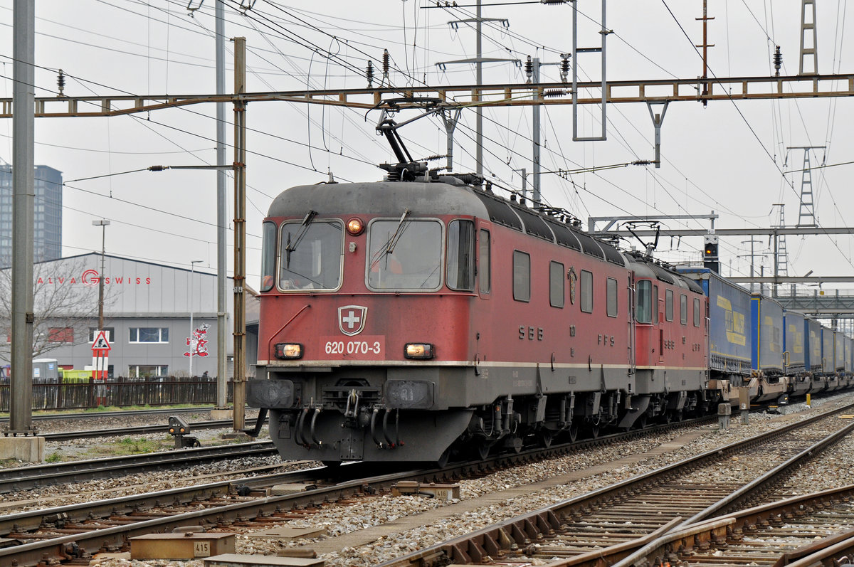 Re 10/10, mit den Loks 620 070-3 und 11337, durchfahren den Bahnhof Pratteln. Die Aufnahme stammt vom 09.02.2018.